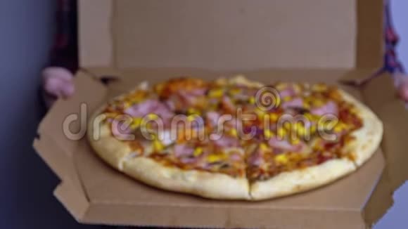 披萨外卖比萨饼的外观集中在离焦的地方视频的预览图