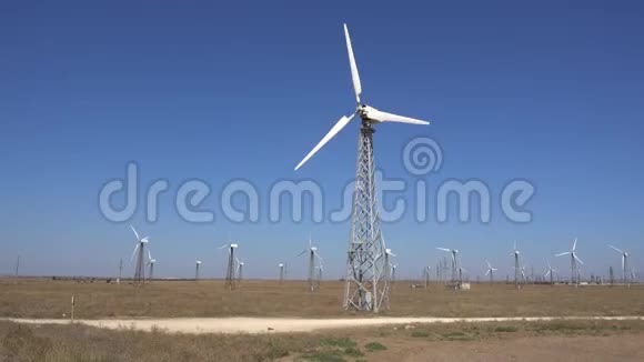 许多旋转风力涡轮机对抗晴朗的蓝天替代能源的基础视频的预览图