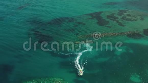 希腊北海和游艇港的无人机飞行赫森索斯视频的预览图