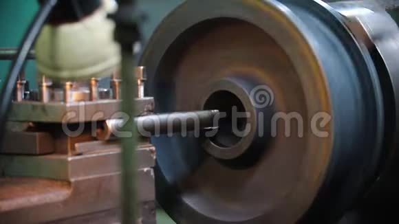 金属磨床车轮转动和加工金属棒视频的预览图