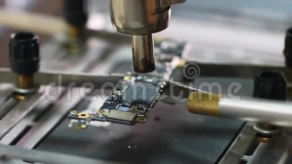 用焊接干燥器熔化的刀去除芯片组元件微处理器视频的预览图