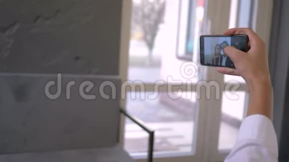 现代移动技术可爱的青少年女朋友混合种族在咖啡馆休息期间在智能手机上自拍照片视频的预览图
