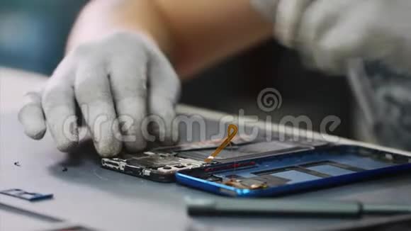 专业维修人员修理智能手机删除车间的细节视频的预览图