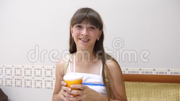 咖啡馆里的女孩正在喝一杯美味的鸡尾酒微笑着视频的预览图