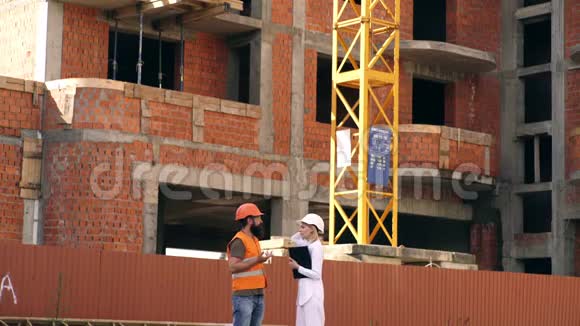 建筑客户与建筑行业参与者之间的关系女工程师和建筑商在视频的预览图
