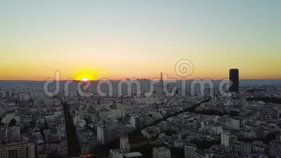 空中无人机拍摄的巴黎日落景色背景是埃菲尔铁塔和观光山视频的预览图