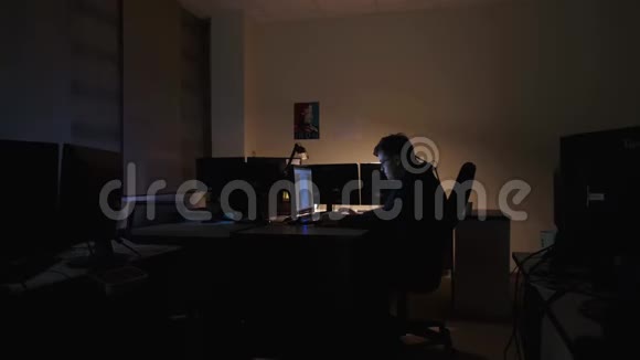 上班族深夜坐在电脑前库存录像办公室工作人员必须独自加班视频的预览图