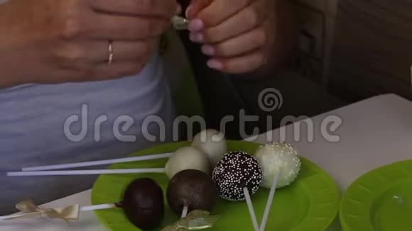 包装在礼品盒里的自制蛋糕覆盖着黑白巧克力的糖果用不同颜色的衣服装饰视频的预览图