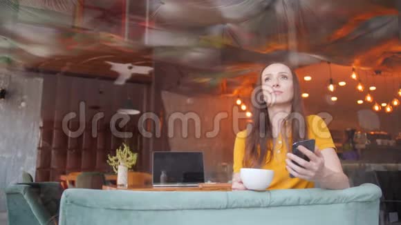 在咖啡馆工作时享受咖啡或可可的自由职业者视频的预览图
