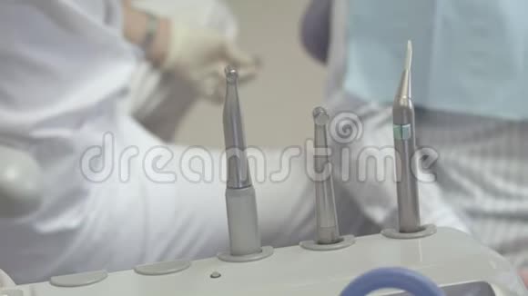 牙医接待处的年轻人视频的预览图