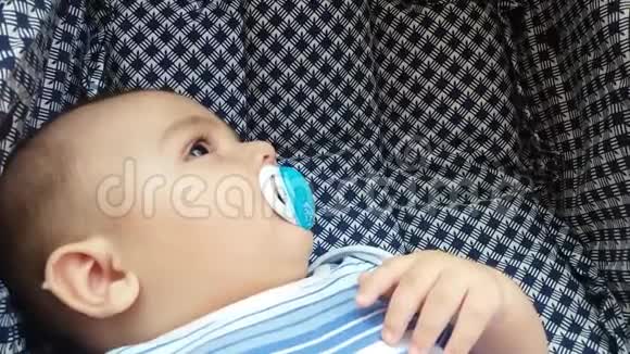 可爱的新生儿在轮椅上睡着了视频的预览图