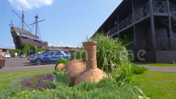 大型装饰木船木船餐厅视频的预览图