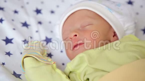在产房睡觉的可爱新生婴儿的特写视频的预览图
