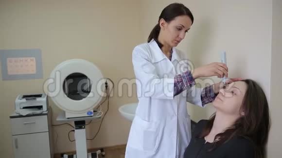 女医生用医学创新技术检查病人眼睛4K视频的预览图