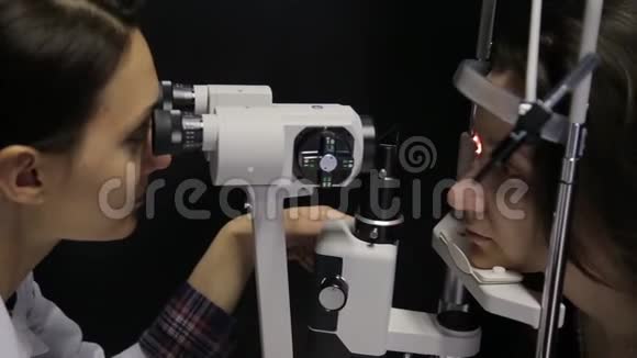 特写镜头医生使用最新技术对病人进行视力研究4K视频的预览图