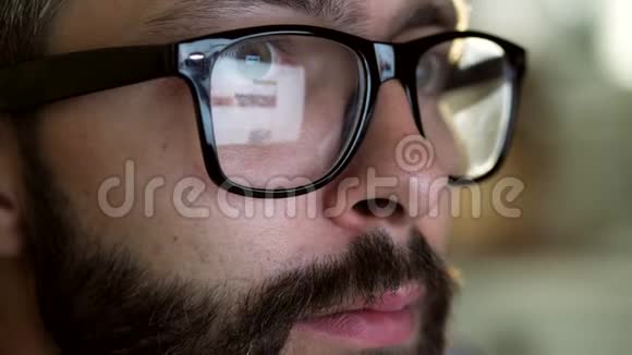 戴眼镜的男性脸部特写镜头视频的预览图