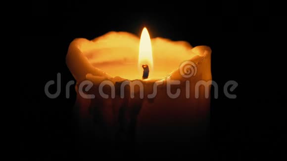 大蜡烛在黑暗中熄灭视频的预览图