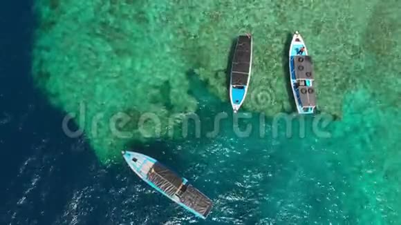 孟姜安岛清澈的海洋里有船空中观景视频的预览图