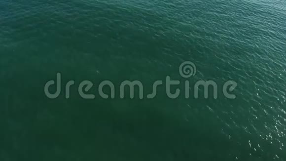 照相机飞过大海飞向清澈的地平线4照相机视线从海面上升到清澈的地平线视频的预览图