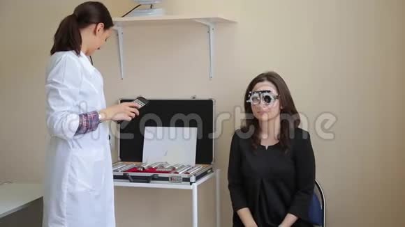 女医生用新的医疗技术妇女的视力检查4K视频的预览图