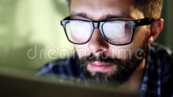 戴眼镜的人在用手提电脑视频的预览图