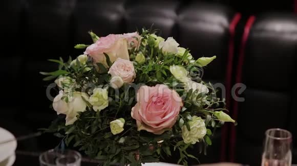 喜庆的餐桌上放着美丽的婚礼花束视频的预览图