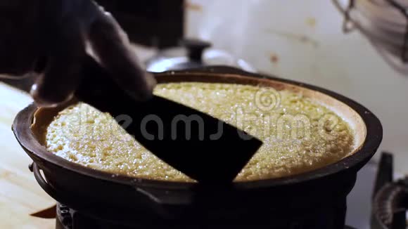 甜玛塔巴克莫塔巴克亚洲甜饼印尼菜把煎好的甜玛塔巴克举起来视频的预览图
