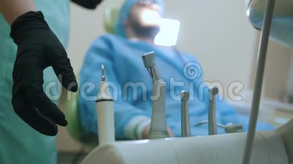 牙医年轻人口腔诊所的病人视频的预览图