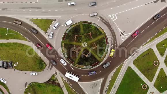 从空中俯瞰汽车环形交叉路口中心是鲜花视频的预览图