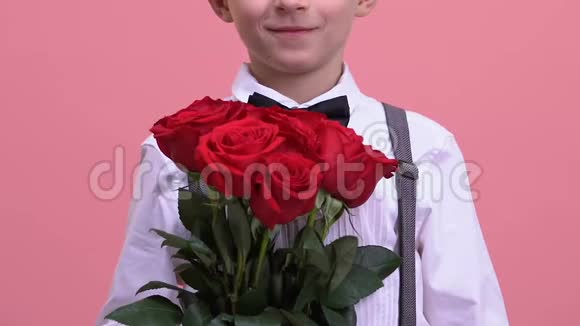 年轻绅士带着玫瑰花束拍照送货服务惊喜视频的预览图