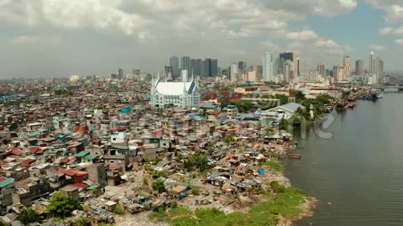 大城市背景下的贫民窟马尼拉市贫困贫困地区视频的预览图