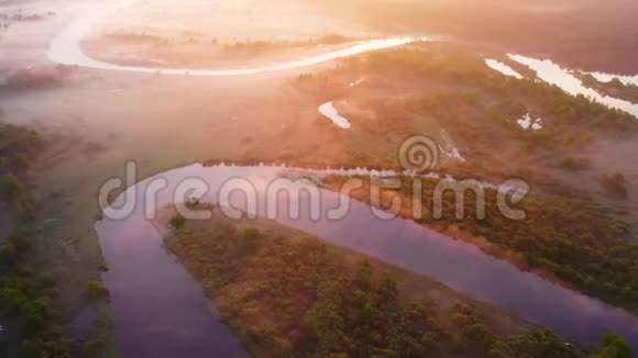 阳光明媚的早晨河流弯曲景色优美视频的预览图