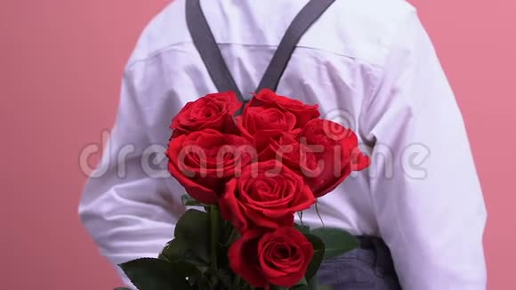小男孩把玫瑰藏在背后献给小女孩初恋视频的预览图
