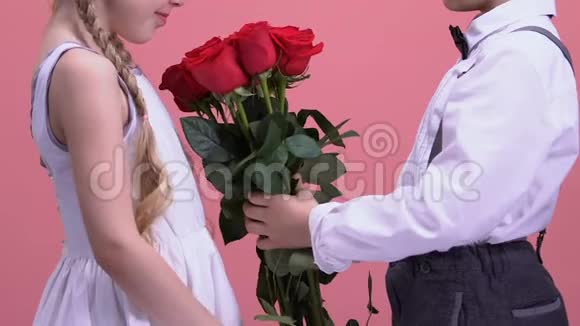 年轻的绅士送给他的女士一束玫瑰情人节礼物视频的预览图