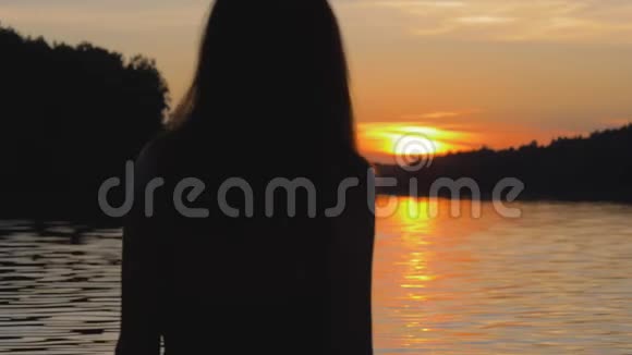 夕阳西下的幸福女人举起双臂转身视频的预览图