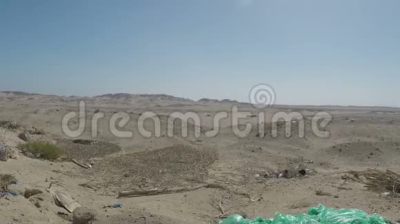 沙漠里到处都是塑料垃圾视频的预览图