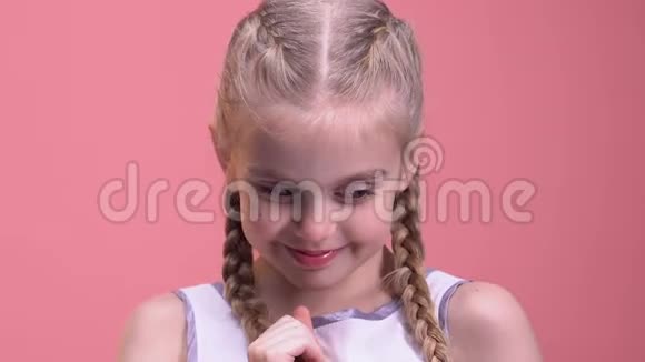 害羞的小女孩红着脸颊微笑着对着镜头第一次浪漫的感情爱视频的预览图