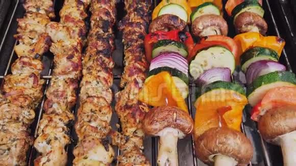 烧烤炉上烹制的肉类及蔬菜串视频的预览图