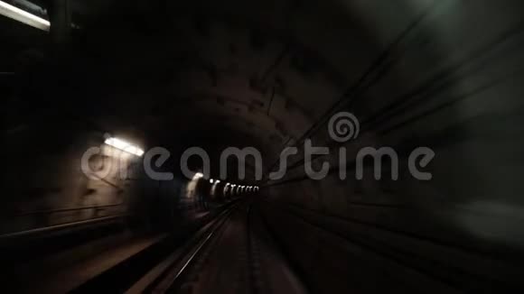 在地铁隧道里移动视频的预览图