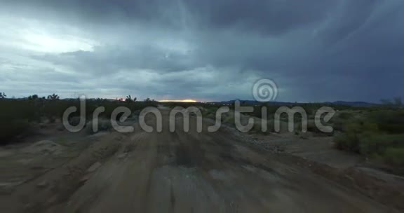 相机在沙漠公路上备份视频的预览图