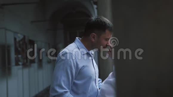 美丽的旅行者新婚夫妇在意大利阳台接吻视频的预览图