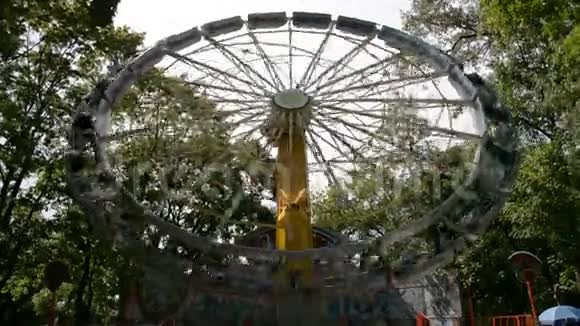 游乐园旋转轮视频的预览图