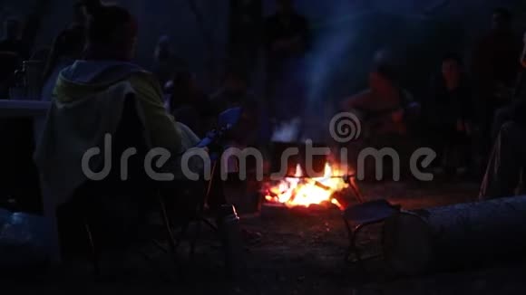 晚上有篝火露营的人视频的预览图