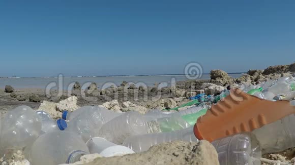 塑料垃圾躺在冲浪线上视频的预览图