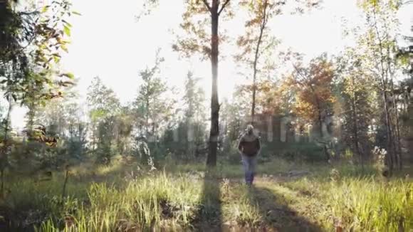 年轻可爱的家伙在树林里散步视频的预览图