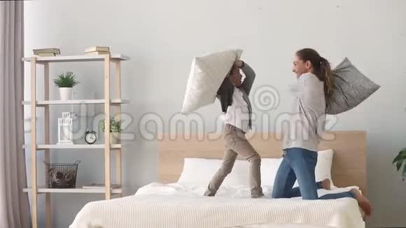 快乐混血母子在床上打枕头仗视频的预览图