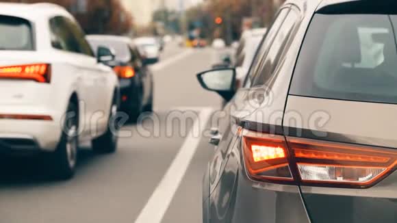 城市道路景观与汽车交通堵塞与特写车辆后停车灯在高峰时间许多车辆视频的预览图