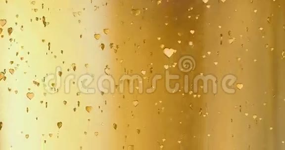 情人节金色的心形起来就像金色背景下的细碎香槟泡沫运动节日的情人节视频的预览图