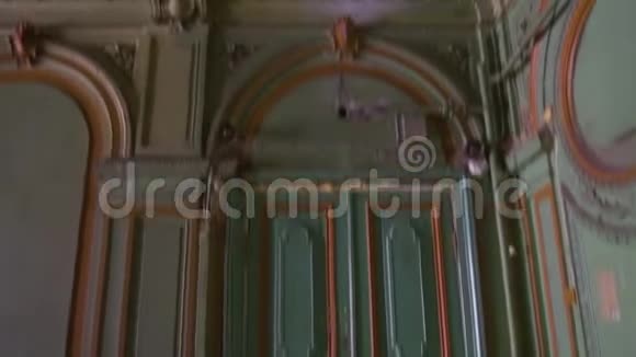 老城区入户通道全景阁楼天花板老式门19世纪圣彼得堡视频的预览图
