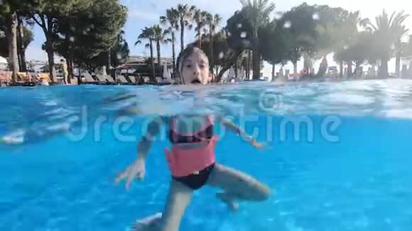 小女孩在水上公园的游泳池里游泳背景是幻灯片视频的预览图